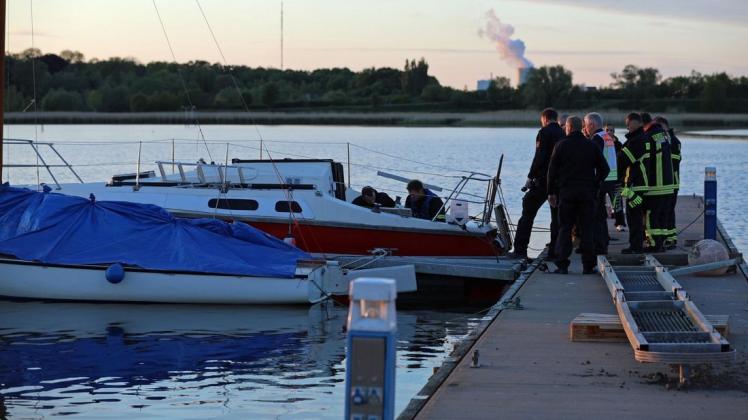 Die Feuerwehr musste eindringendes Wasser abpumpen. Das Boot konnte so stabilisiert werden, dass es nicht zu sinken drohte.