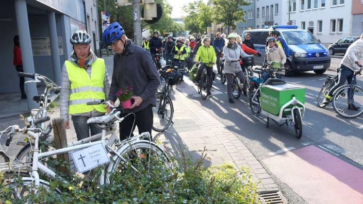 An der Ecke Kommenderiestraße und Johannistorwall kamen in den vergangenen Jahren drei Radfahrer unter abbiegende Lkw ums Leben. Zwei sogenannte Ghost Bikes erinnern dort an zwei Todesopfer. Foto: Hermann Pentermann