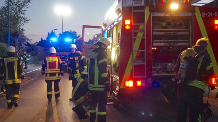 Wegen eines von der Großleitstelle gemeldeten Gebäudebrandes sind die Feuerwehren Bookholzberg und Schierbrok-Schönemoor am späten Dienstagabend an die Nutzhorner Straße ausgerückt.  Foto: Günther Richter