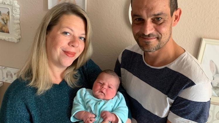 Glückliche Familie: Reni  Maria Hausburg mit Mutti Valentina und Vater Mathias. Sie ist das 1000. Baby im Klinikum Süd.     Foto: privat