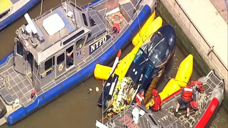 Rettungsschiffe bergen den in den Hudson River gestürzten Hubschrauber. Foto: dpa/WABC-TV/AP