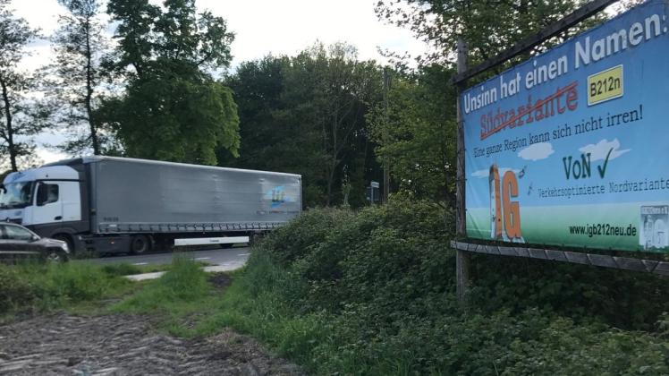 Schwerverkehr trifft auf Berufspendler: Überlastete Stromer Landstraße in Delmenhorst-Sandhausen. Foto: Michael Korn