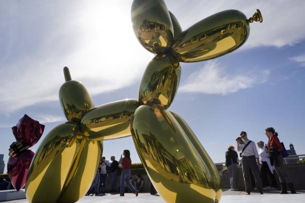 Die Skulptur "Balloon Dog (Orange)" von Jeff Koons.