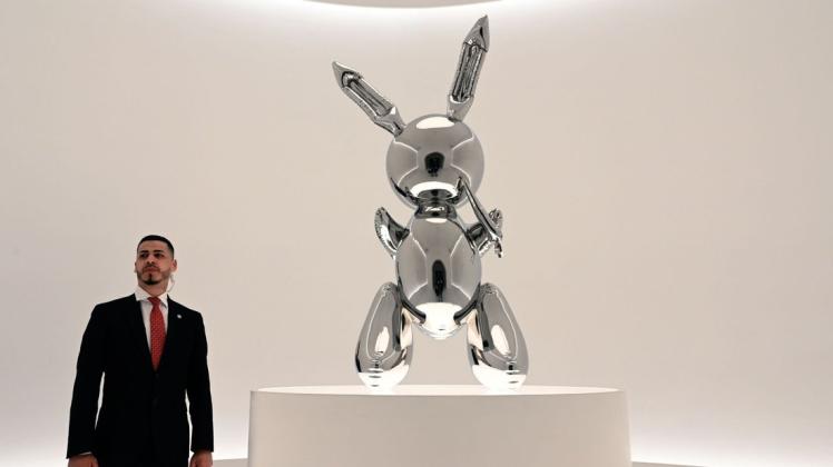 Die silberne Kaninchen-Skulptur von Jeff Koons.