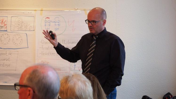Axel Günther informierte über Demenz und den Ablauf der Pflegeberatung. Foto: Niklas Golitschek