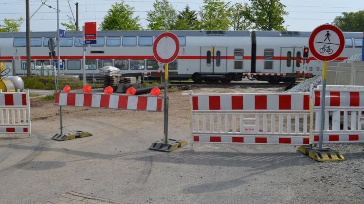 Tatort Bahnübergang: An der Fockestraße in Hoykenkamp wurde der Gleisarbeiter zusammengeschlagen. Symbolfoto: Thomas Deeken