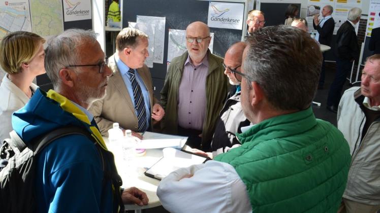 Fachbereichsleiter Peter Meyer (Dritter von links) informierte am Mittwoch in Delmenhorst über die Entscheidungen zum geplanten Verlauf der B212neu. Foto: Thomas Deeken