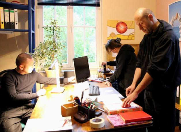 Mit Fühlern und Kontaktmikrofonen entlockte das Trio „Geplante Obsoleszenz“ dem Büroalltag sonst unhörbare Klänge. Foto: Petra Ropers
Mit Fühlern und Kontaktmikrofonen entlockte das Trio „Geplante Obsoleszenz“ dem Büroalltag sonst unhörbare Klänge. Foto: Petra Ropers