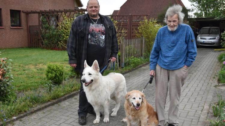 Rainer Broschk (rechts) kümmert sich um die zwölfjährige Golden Retriever-Hundedame Zita, Olaf Rothe (links) hat den neunjährigen weißen Schäferhund Nero bei sich aufgenommen. Foto: Biljana Neloska