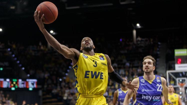 Möchte eine ganz starke Saison 2018/19 in den Playoffs krönen: Will Cummings, Spielmacher der EWE Baskets Oldenburg (links, im Heimspiel gegen Braunschweig). Er ist der MVP der Bundesliga.