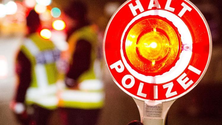 Ein 16-jähriger Delmenhorster ist der Polizei als Fahrer eines vollbesetzten Wagens aufgefallen. Symbolfoto: Daniel Bockwoldt/dpa Ein 16-jähriger Delmenhorster ist der Polizei als Fahrer eines vollbesetzten Wagens aufgefallen. Symbolfoto: Daniel Bockwoldt/dpa