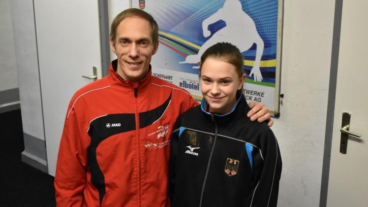 Nach dem EYOF in Sarajevo geht es für Svea Rothe - hier mit Trainer Arian Nachbar - mit den Deutschen Meisterschaften in Oberstdorf (16./17. März) sowie vom 22. bis 24. März mit dem Europacup in der heimischen Eishalle Schillingallee weiter. Nach dem EYOF in Sarajevo geht es für Svea Rothe - hier mit Trainer Arian Nachbar - mit den Deutschen Meisterschaften in Oberstdorf (16./17. März) sowie vom 22. bis 24. März mit dem Europacup in der heimischen Eishalle Schillingallee weiter.