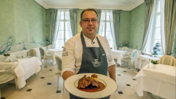 Sternekoch Ronny Siewert in seinem Restaurant "Friedrich Franz" in Heiligendamm. Nach Korrektur der Gastrotel-Bestenliste führt sein Gourmet-Tempel das MV-Ranking wieder souverän an. Bundesweit belegt er Platz 16.