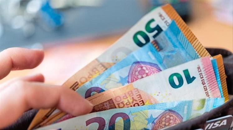 Die Mehrheit der Erwachsenen zwischen 16 und 25 Jahren zahlt lieber bar als mit EC- und Kreditkarte. 