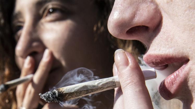 2008 gaben noch 11,6 Prozent der 18- bis 25-Jährigen an, Cannabis geraucht zu haben. Foto: dpa/Paul Zinken