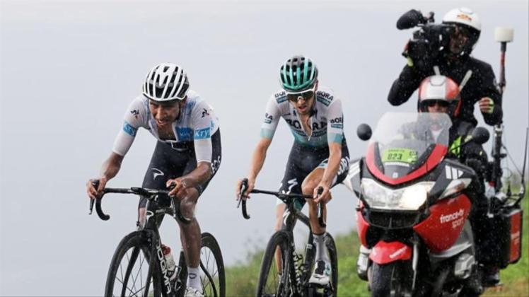 Wie aus dem Nichts gehört Emanuel Buchmann (r) plötzlich zum Favoritenkreis der Tour de France. 