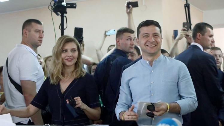 Wolodymyr Selenskyj (2. r), Präsident der Ukraine, und seine Ehefrau Olena (l) geben ihre Stimmen ab. Foto: dpa/Ukrinform