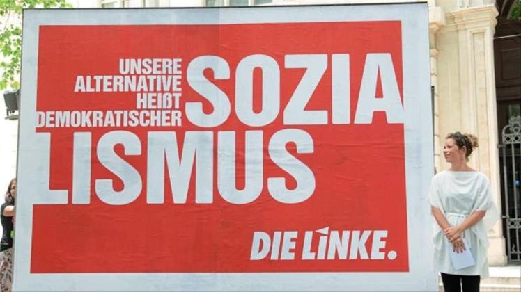 „Demokratischer Sozialismus“: Die sächsische Landesvorsitzende der „Linken“, Antje Feiks, steht neben einem Wahlplakat in Dresden. 