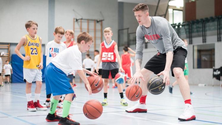 Training mit einem NBA-Profi: Isaiah Hartenstein verriet den Kindern in seinem Basketball-Camp einige Tricks, die er bei den Houston Rockets gelernt hat. Foto: Sebastian Neddermann