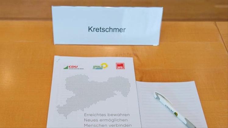 Der Koalitionsvertrag auf dem Platz von Sachsens Ministerpräsident Kretschmer im Landtag. 