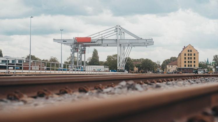 Der Schienenverkehr bietet interessante Vorteile gegenüber dem Transport per Luftfracht oder Seefracht. Der Schienenverkehr bietet interessante Vorteile gegenüber dem Transport per Luftfracht oder Seefracht.