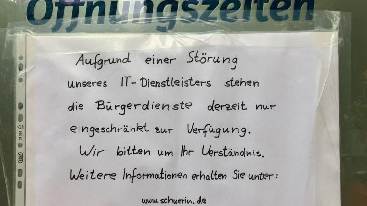 Altmodisch, aber wirkungsvoll: Mit diesem handgeschriebenen Zettel werden Bürger an den Eingangstüren des Stadthauses am Packhof begrüßt.
