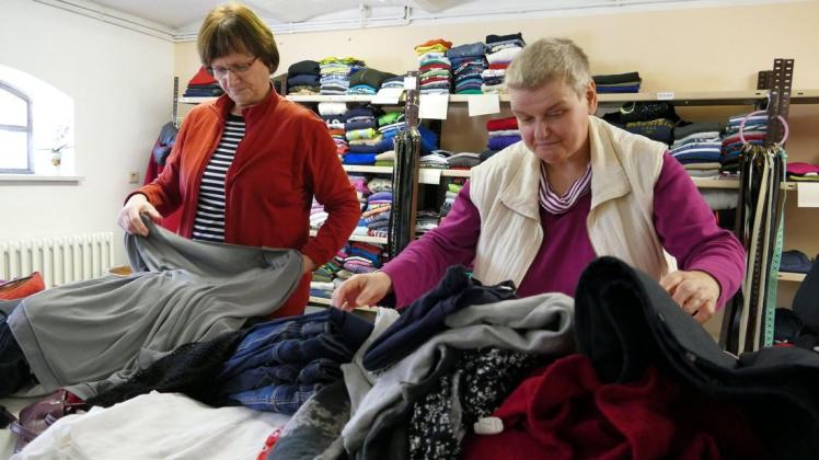 Hier soll kein Müll landen: Projektleiterin Rosemarie Grau (links) und Mitarbeiterin Angelika Krügger falten gespendete Kleidung in der Kleiderbörse.