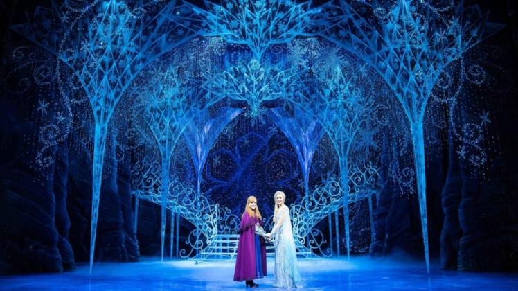 Frostig schön: Sabrina Weckerlin als Eiskönigin Elsa (rechts) und Celena Pieper als Anna posieren im Bühnenbild des Musicals "Die Eiskönigin" fürs Foto.