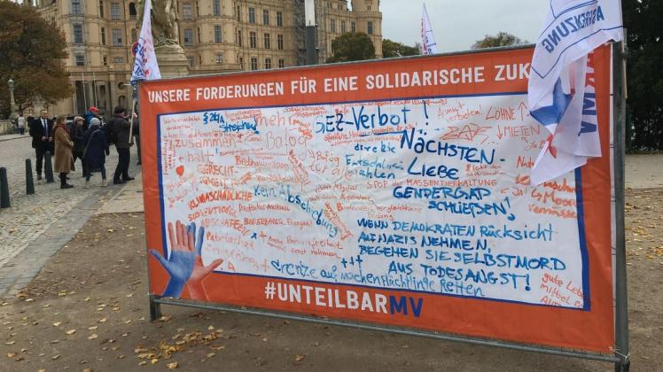Plakat von #unteilbarMV am Dienstag vor dem Landtag in Schwerin