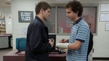 Evan (Ben Platt, r.) lässt sich von Connor (Colton Ryan) den Gipsarm signieren. "Dear Evan Hansen", ab Donnerstag neu im Kino. 