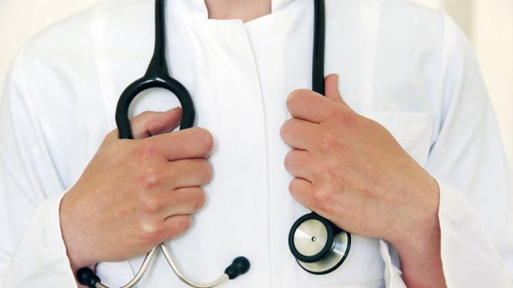 In der Universitätsklinik in Rostock (Mecklenburg-Vorpommern) trägt eine angehende Ärztin ein Stethoskop um den Hals.
