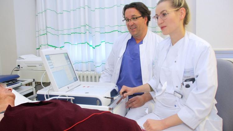 Längst ein Routineeingriff: Chefarzt Dr. Sefer Abdija mit Assistenzärztin Anika Möller beim Auslesen eines Herzschrittmachers.
