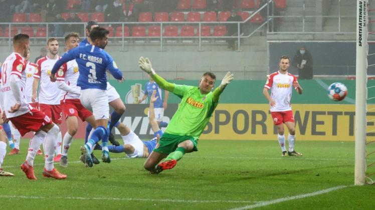 Nach kurz ausgeführter Ecke von Bentley Baxter Bahn und der Flanke von Simon Rhein ist Julian Riedel zur Stelle und drückt den Ball über die Linie – 1:0 für den FC Hansa! Zwischenzeitlich stand es sogar 2:0, in der Verlängerung 2:3, doch am Ende wurde im Elfmeterschießen gewonnen.