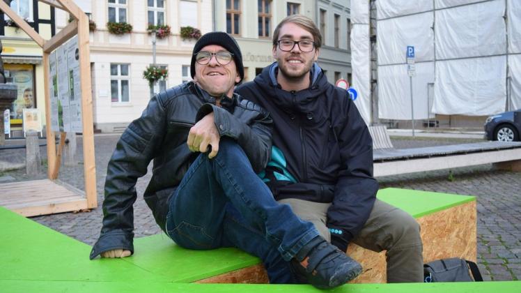 René Schonert (l.) und William John Malltrecht haben sich gleich am grünen K auf dem Perleberger Markt platziert.