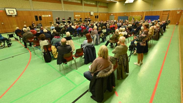 Fast 200 Besucher verfolgten die dritte Vorstellungsrunde der Itzehoer Bürgermeisterkandidaten in der Edendorfer Sporthalle.