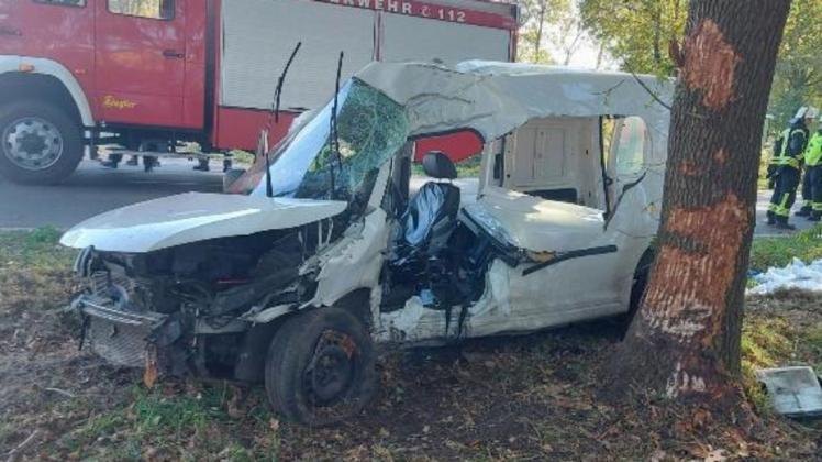 Der 18-jährige Fahrer des VW Caddy schwebt nach dem Unfall in Börger in Lebensgefahr.