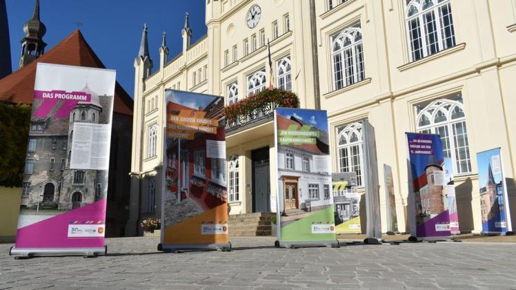 Die Ausstellung auf dem Marktplatz zeigt Ergebnisse der Städtebauförderung in Bützow.