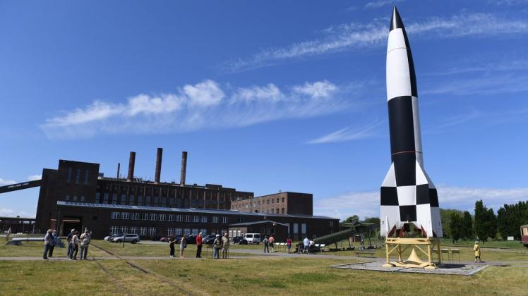 Der Nachbau einer V2-Rakete steht auf der Insel Usedom auf dem Gelände der einstigen Heeresversuchsanstalt Peenemünde - der heutigen Historisch-Technisches Museum Peenemünde GmbH (HTM).