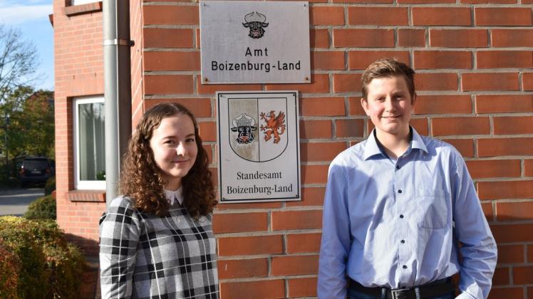 Sind die 24. und 25. Auszubildenden in der Geschichte der Verwaltung des Amtes Boizenburg-Land: Sarah Germer und Jonah Schieber