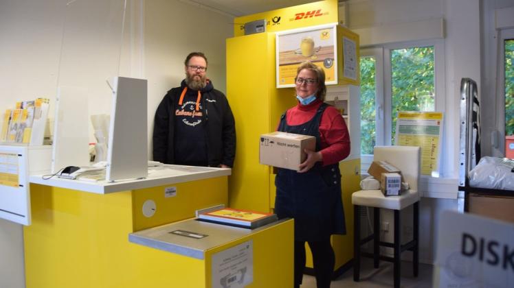 Nach einem Jahr ohne Postangebote steht dieses nun wieder in Rieseby zur Verfügung. Christa Gehrt und Torsten Bastian kümmern sich abwechselnd wochenweise in einem Postcontainer an der Tankstelle am Ortsausgang Richtung Zimmert um die Wünsche der Kunden.