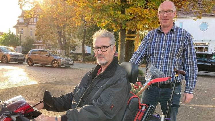 Als Willi Lebeda mit seinem Elektrorollstuhl liegen geblieben ist, hat Martin Röwer ihn kurzerhand durch die Fürstenauer Innenstadt abgeschleppt.