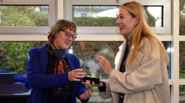 Annette Roth-Kröger (links), Präsidentin des Rotary Clubs Wedel, übergibt den Innovationspreis an Lisa Ohlow