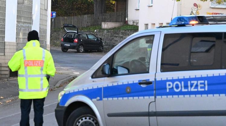 Das Unfallfahrzeug, ein schwarzer VW Polo, steht noch vor der Kindertagesstätte im hessischen Witzenhausen.