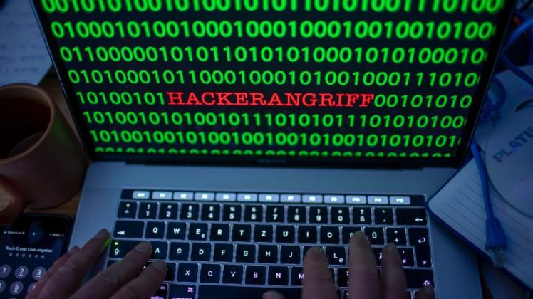 ILLUSTRATION - Zwischen dem Binärcode auf einem Laptopmonitor ist das Wort «Hackerangriff» zu sehen. (gestelltes Foto). (zu dpa: «Hackerangriffe auf Kliniken im Südwesten») +++ dpa-Bildfunk +++