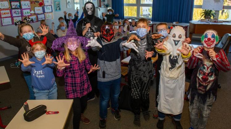 Unterricht einmal anders: Die Jungen und Mädchen der Klasse 5b bereiteten sich in ihrer Klassenleiterstunde auf das bevorstehende Halloween-Fest vor.