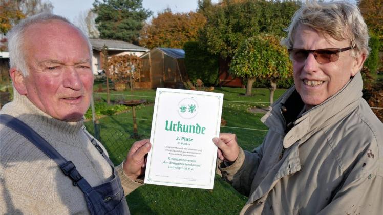 Freuen sich über den dritten Platz im Landeswettbewerb: Manfred Duncker (l.) und Friedrich-Wilhelm Schwenn. Beide waren in Rostock, um die Urkunde persönlich in Empfang zu nehmen.