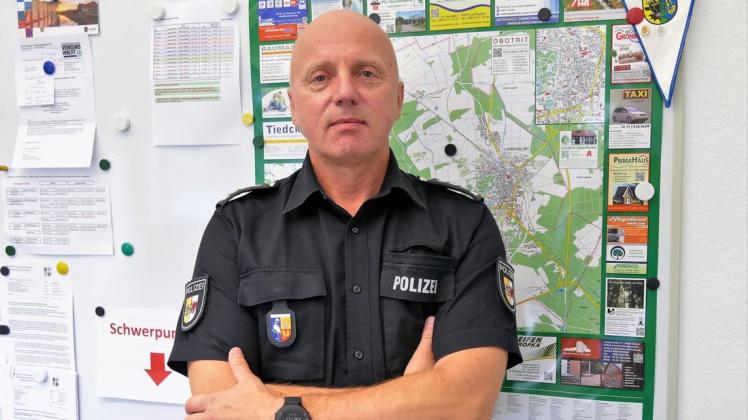 Der Ludwigsluster Polizeichef Gilbert Küchler rät in der dunklen Jahreszeit zu besonderer Wachsamkeit, um Einbrecher fern von Lauben und Wohnhäusern zu halten.