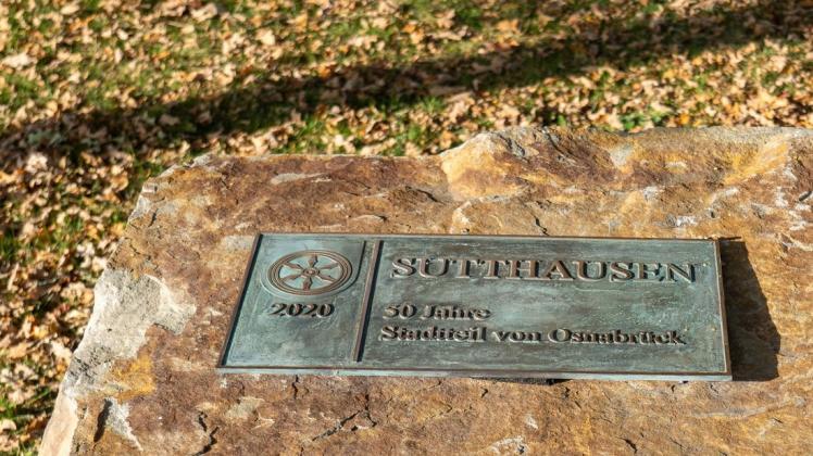 Ein Gedenkstein aus Piesberger Karbonquarzit erinnert jetzt vor der Sutthauser Kirche an die inzwischen über 50-jährige Zugehörigkeit des Ortes zur Stadt Osnabrück.