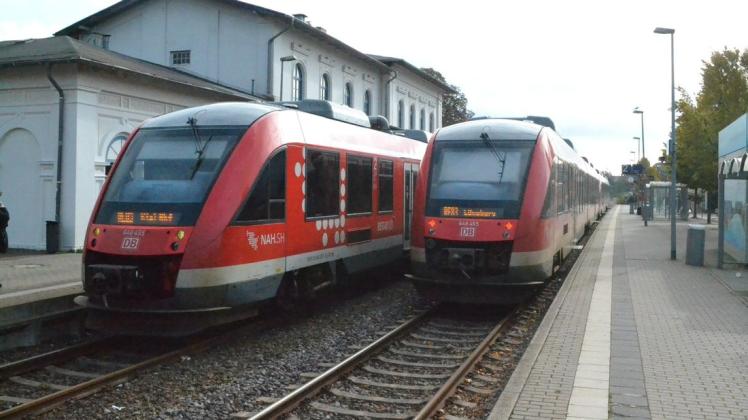 Von Montag an sollen die Züge zwischen Kiel und Lübeck wieder rollen, verspricht die Bahn. Die Strecke war wegen einer Modernisierung sieben Wochen lang voll gesperrt.