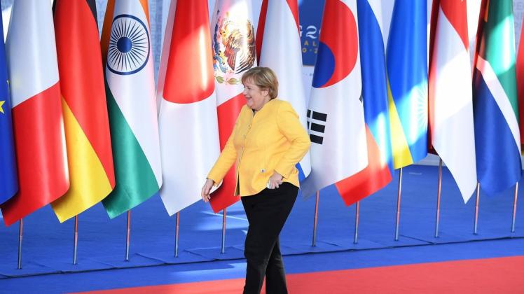 Bundeskanzlerin Angela Merkel (CDU) trifft zum G20-Gipfel im Konferenzzentrum La Nuvola ein. Merkels letzer G20-Gipfel hat begonnen. Die nur noch geschäftsführende Regierungschefin nahm am Samstag zusammen mit ihrem Finanzminister und wahrscheinlichen Nachfolger Scholz (SPD) an der Konferenz der wichtigsten Wirtschaftsmächte in Rom teil.